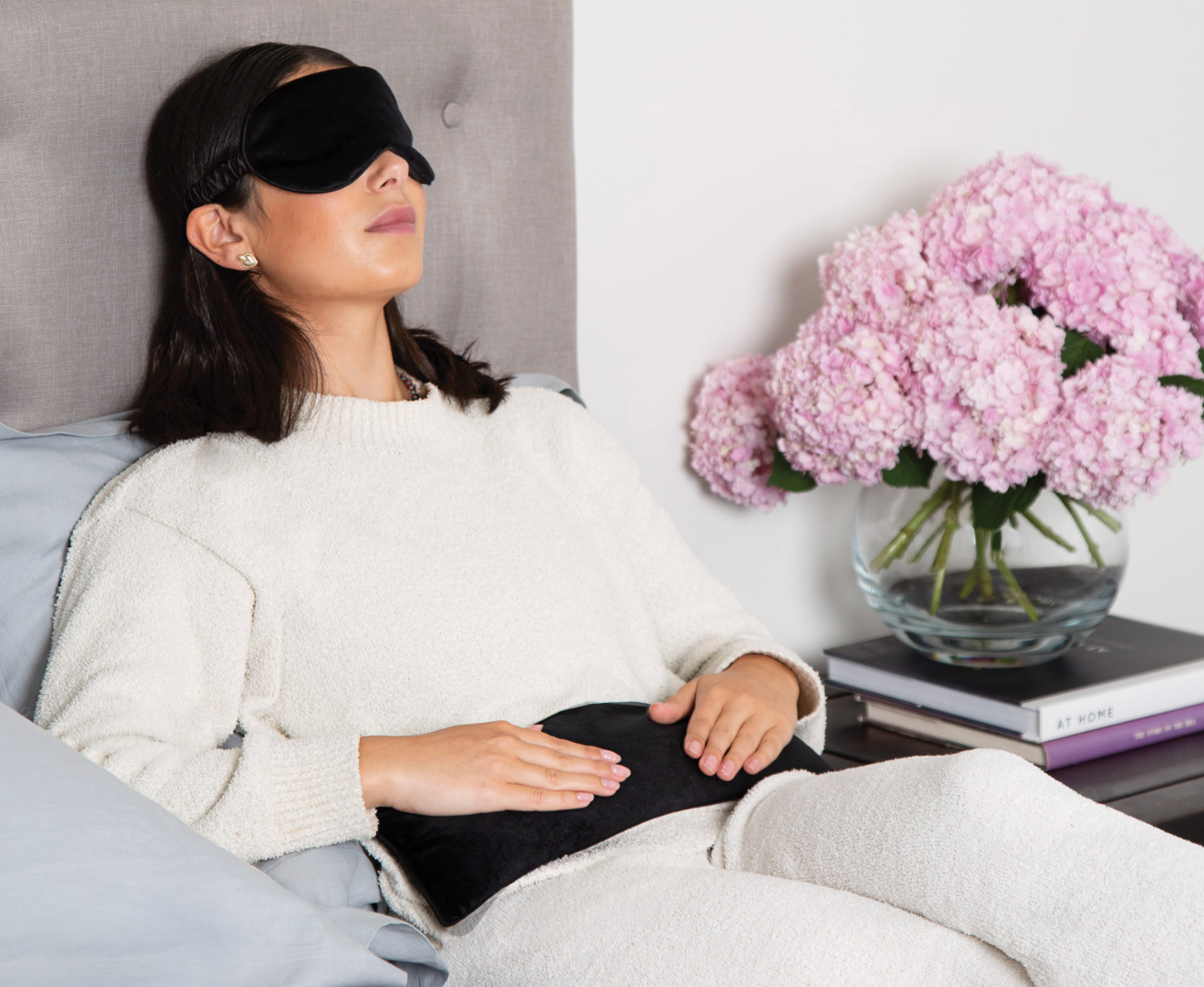 TONIC Luxe velvet heat pillow in black – soothing therapy for neck and shoulders